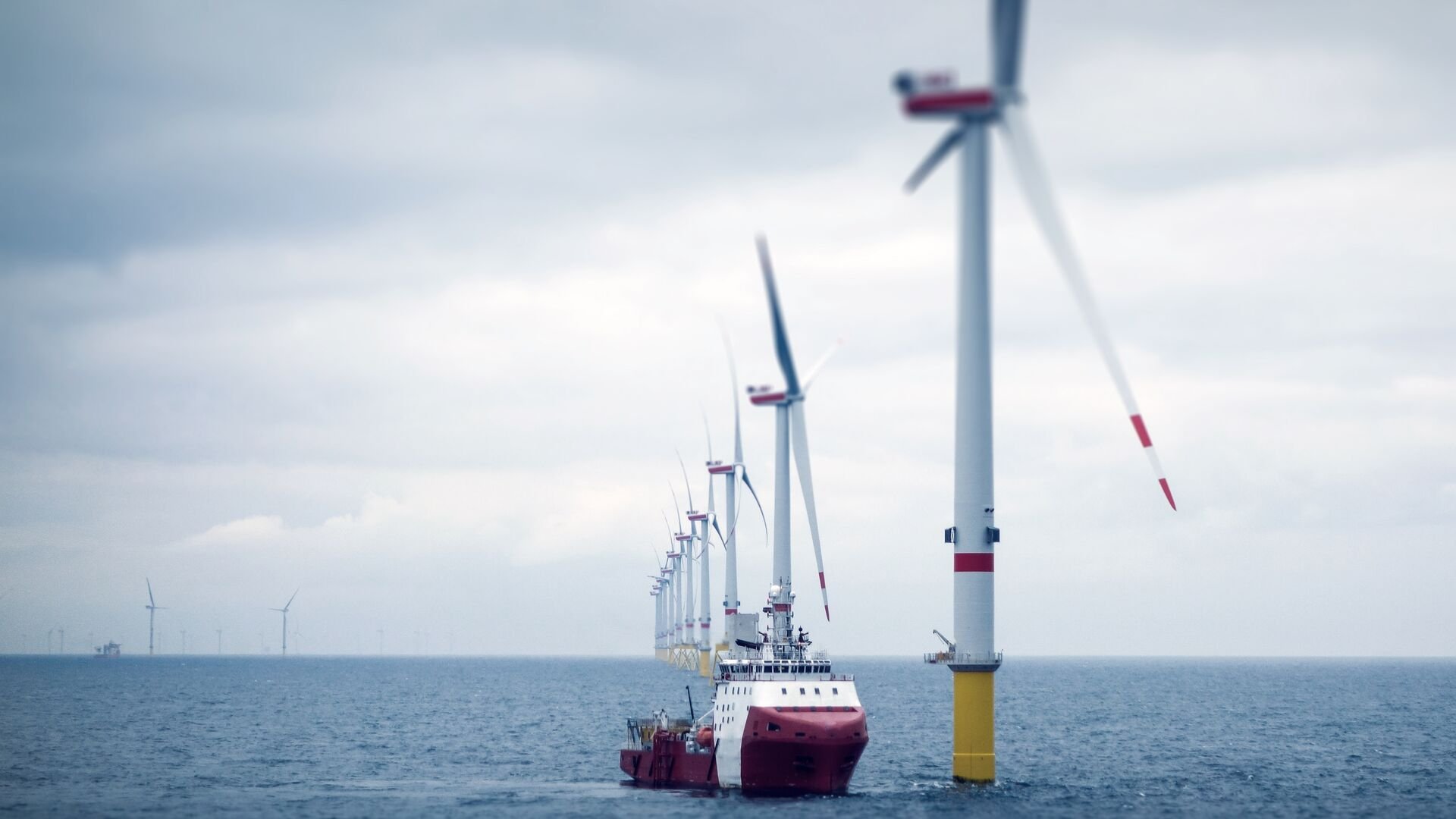 nordea_com-windmills-and-tanker-in-open-sea